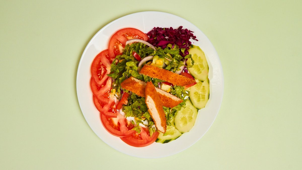 Gemischter Salat mit Hähnchenschnitzel